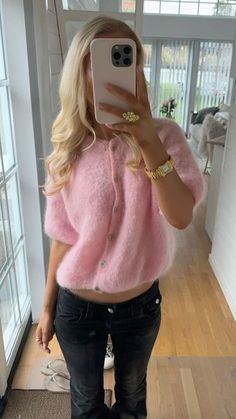 ootd Cold Winter Outfits School, Pink Outfits Winter, Stockholm Girl, Inspi Outfit, Cute White Tops, Ideas For Autumn, Shabby Chic Clothes, Pretty Blouses