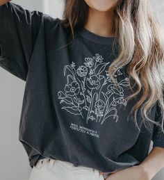 Black tshirt with white flowers outlined on it Graphic Tee Outfits, Shirt Print Design, Aesthetic Shirts, Country Shirts, Causual Outfits, Mode Inspo, Tshirt Design, Aesthetic Clothes