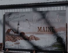 there is a sign on the side of a building that says storybooke maine