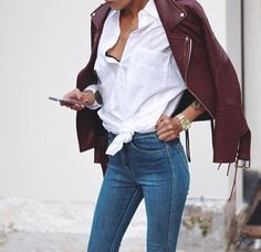 Maroon Leather Jacket, Mode Shoes, Style Casual Chic, Maroon Leather, Inspired Outfits, Street Styles, Outfits Casuales