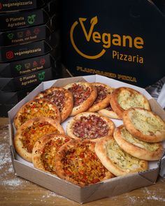 Esfiha vegana vegan sfiha Pizza Variety, Pizza Vegana, Red Birthday Party, Coffee Lab, Pizza Box, Cookout Food, Recipes From Heaven, Party Snacks, Beautiful Food