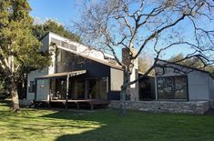 a house that is sitting in the grass