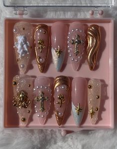 Angel White and Gold Press On Nail Set. With a variety of different gold nail charms! Each order comes with an extra five nails, and an application kit. White Angel Nails Acrylic, Extra Nails Designs With Charms, Glam Gold Nails, Pearl Gold Nails, Gold Gems On Nails, Nail Charms Designs, Pearl And Gold Nails, Gold Stilletos Nails, Gold And Pearl Nails