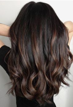 Espresso bayalage Black Hair With Brown Highlights, Black Hair With Highlights, Caramel Highlights, Beautiful Curly Hair, Haircut And Color