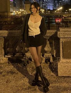 Rock Minimalist Style, Brown Highlights Aesthetic, Paris Outfits Spring Aesthetic, Poses In Boots, Black Top Aesthetic Outfit, Rockstar Girlfriend Aesthetic Outfits Winter, Elevated 90s Fashion, Rockstar Girlfriend Aesthetic Clothes, Fashion For Hot Weather