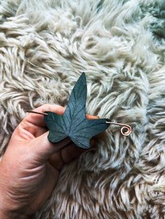 Handcrafted Ivy Leaf Brooch/hair Pin With Magical Essence - Etsy Netherlands Magical Accessories, Ivy Leaves, Leather Crafting, Ivy Leaf, Leaf Brooch, The Ivy, Shawl Pins, Wedding Hair Pins, Hair Pin