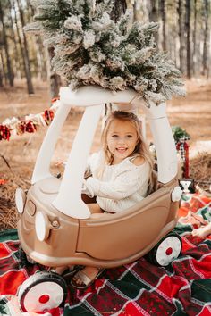 Christmas Outdoor Pictures, Christmas Kid Pictures, Triangle Arch Christmas Photoshoot, Christmas Toddler Pictures, Christmas Cozy Coupe, Cozy Coupe Christmas Picture, Outdoor Christmas Minis, Outdoor Christmas Mini Sessions, Winter Mini Session Ideas Outdoor