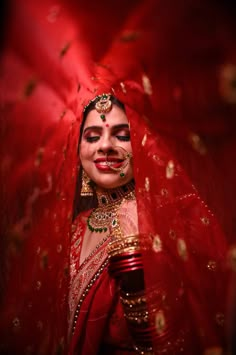 Bride Photo Poses Indian, Indian Bride Poses Photo Ideas, Bride Closeup Poses, Indian Bride Poses Portraits, Bride Parlour Shoot, Bridal Single Poses, Indian Wedding Bride Photoshoot