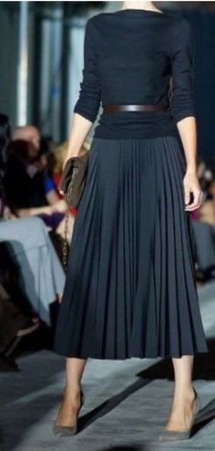 69+ Trendy Clothes Style Black Minimal Classic Belted Waist Outfit, Polished Outfits Classy, Skirt With Belt Outfit, Black Skirt Styling, Belt Outfits For Women, Black Fashion Outfits, Waist Belt Outfit, Brown And Black Outfit, Black Skirt Outfit