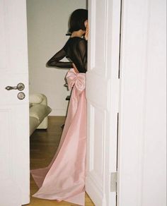 Skirt With Bow, Taffeta Skirt, Wedding Session, Photography Challenge, Vogue Fashion, Mode Inspiration, Party Fashion, Wedding Trends, Instagram Aesthetic