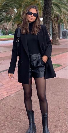 Short Leather Skirts, Short Skirts Outfits, Edgy Aesthetic, Mode Casual, Looks Black