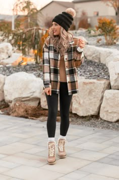 Large Plaid Shirt Outfit, Lumberjack Women Outfits, Cute Fall Inspo Outfits, Cabin Attire Outfits, Fall Shacket Outfit Women, Woman’s Fall Outfits, Womens Christmas Outfits Casual, Fall Inspo Outfits Casual, 2024 Fall Womens Fashion