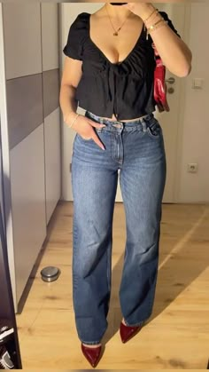 #outfit #outfitoftheday #outfitideas #outfitinspiration #outfits #outfitinspo #outfitstyle #outfitoftoday #summeroutfit Elegante Casual, Kaia Gerber, Wide Jeans, Fits Inspo, Inspo Outfit, Cute Simple Outfits, Fashion Mistakes, Dream Style, Looks Vintage