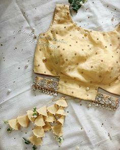 Cold Shoulder Blouse Designs, Gold Blouse Designs, Blouse Ideas, Backless Blouse Designs, Blouse Back Neck Designs, Blouse Design Images, Sari Blouse Designs, New Blouse Designs, Saree Blouse Patterns