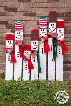 snowmen made out of wooden pallets with hats and scarfs