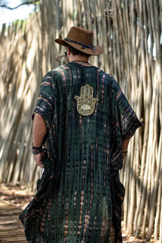 Zimbiza hamsa kimono.

Luxury beach kimono perfect for sunny days in Tulum, Costa Rica, Ibiza and Mykonos. Army green long kimono with a patch on the back. The ultimate unisex kimono to wear at raves, the beach and festivals. The kimono has a batik pattern and is easy to wear. Men Rave Outfits, Men Festival Outfit, Mens Plus Size Fashion, Boho Men Style, Burning Men, Festival Outfits Men, Moda Hippie, Cardigan Kimono, Boho Men