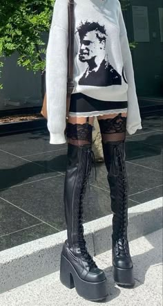 Punky Outfit For Women, Grunge Outfits 2023, Punk Outfit Inspiration, Classy Punk Outfits, Apperal Fashion, Y2k Long Sleeve, Coat For Women