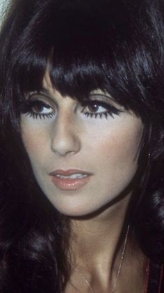 1960s Makeup, Look Disco, Disco Makeup, 70s Hair, Retro Makeup, Long Hair With Bangs