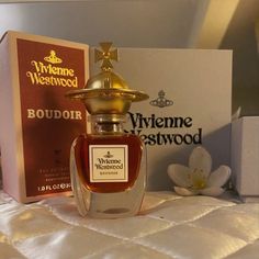 Vivienne Westwood Perfume, Crema Ponds, Pretty Perfume Bottles, Perfume Bottle Design, Body Skin Care Routine, Vintage Perfume, Perfume Collection