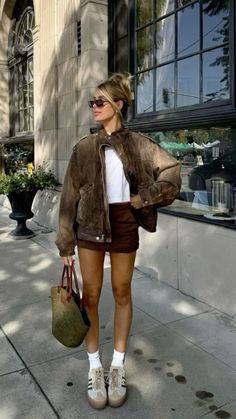 #falloutfit #sombas #leatherjacket #outfitinspo #whitetshirt #brown #skirt Milan Autumn Outfit, Fall New York City Outfits, Short Skirt Fall Outfits, Autumn New York Outfits, City Exploring Outfit, Europe Outfits Winter, Europe Outfits Fall, City Outfits Fall, Look Winter