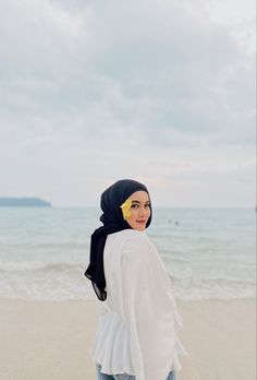 Beach Poses For Hijabis, Beach Outfit Hijab Simple, Beach Poses Hijab, Hijab Outfit Beach Style, Pose Foto Di Pantai Hijab, Beach Ootd Hijab