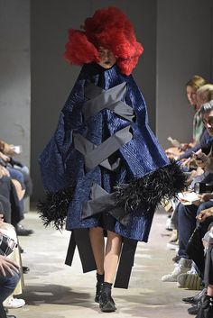 Comme des Garçons RTW Spring 2016 Weird Clothing, Spring Summer Fashion Trends, Genderless Fashion, Rei Kawakubo, Crazy Outfits, Fashion Project, Summer Fashion Trends, Textiles Fashion