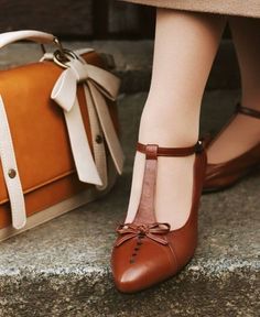 Vintage Inspired Outfits, Mode Vintage, Vintage Shoes, Beautiful Shoes, Cute Shoes, Amazing Women, Me Too Shoes, Leather Shoes