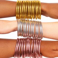 Rose Gold All Weather Bangles® (AWB®) dienen als Eckpfeiler der BuDhaGirldes luxuriösen Angebots.  Roségold ist ein wunderschöner Farbton in zartem Rosa, der heute ein Muss für jede Schmuckgarderobe ist. Diese erstaunlichen Armreifen sind schwerelos, geräuschlos, wasserdicht und TSA-sicher. Jeder der neun Armreifen in diesem Set soll eine Absicht für Ihren Tag repräsentieren. Wenn du sie anlegst Wenn du sie morgens anlegst, bekräftige deine Absichten für den Tag, und wenn du sie abends abnim Luxury Bangle For Rituals, Luxury Spiritual Beaded Bangle Bracelets, Affordable Spiritual Bangle Bracelet, Luxury Spiritual Bangle Beaded Bracelet, Cheap Handmade Bangle Wristband, Affordable Spiritual Stretch Bangle Bracelet, Intentions For The Day, Gold Bangle Bracelets, Rose Gold Bangle Bracelet