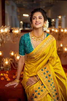 Unique Saree Colour Combinations, Holi Look For Women, Contrast Saree Blouse Ideas, Newly Married Saree Look, Yellow Saree Blouse Combination, Yellow Saree With Contrast Blouse, Cute Maternity Dresses, New Saree Blouse Designs