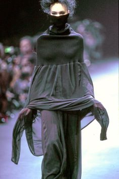 Comme Des Garcons Runway, Japanese Fashion Designers, 90s Indie, Anti Fashion, Archive Fashion, Fashion Inspiration Design, Black Linen