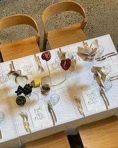 the table is set with many different types of utensils and napkins on it