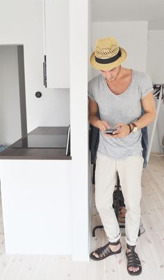 Keeping it simple and easy. Lovely weekends. Pantalon Blanco Outfit, Outfit Verano, White Chinos, Mens Fashion Blog, Nice Style, Mens Trends, Fashion Sandals, Mens Fashion Summer, New Classic