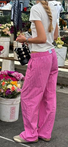 Pink Pants Outfit Aesthetic, Striped Pants Aesthetic, Hot Pink Clothes Aesthetic, Colorful Style Outfits, Pink Pants Outfit, New Wardrobe, Mode Inspiration