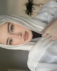 Abaya Makeup Look, Maliha Xoangxa Hijab, Maliha Xoangxa, Almond Eyes Makeup, Hijabi Makeup, Arabic Makeup, Almond Eyes, Hijab Style Tutorial, Arabian Beauty