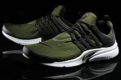 Olive green is everywhere on sneakers for the past few months, and it looks like the classic Nike Air Presto isn’t getting left out of the trend. The original t-shirt for your feet silhouette is featured here with a new … Continue reading → Left Out, On Sneakers, The Trend, Olive Green, Running Shoes