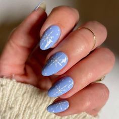 25+ Icy & Chic Snowflake Nails That Are Perfect for the Holidays Blue Nail Designs Christmas, Non Christmas Winter Nails, Cute Holiday Nails Winter, Blue And White Snowflake Nails, Simple Christmas Nails Blue, Snowflake On Nails, Baby Blue Winter Nails, Winter Nails Blue, Best Christmas Nails