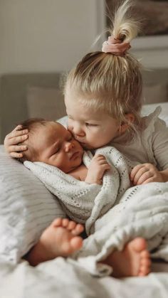 Sister Goals, Kids Goals, Baby Fotografie, Baby Sleep Problems, Foto Baby, Newborn Shoot, Pregnant Mom, Lifestyle Newborn, Newborn Photoshoot