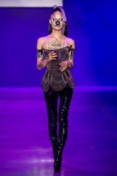 Mid Century Fashion, 2019 Runway, Fashion Show Images, Drag Queens, Inspiring Images, Live Fashion, Performance Outfit, Disney Villains