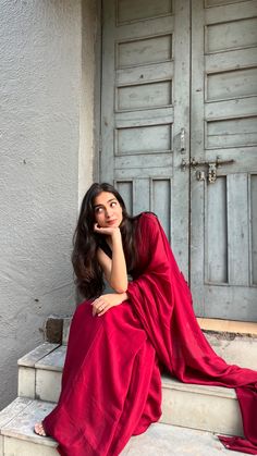 Poses Wearing Saree, Photo Pose For Saree, Sadi Look Pose, Sare Pose Idea, Back Saree Poses, Saadi Photo Poses, Asthetic Saree Pic, Silk Saree Poses, Saree Picture Ideas