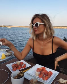 Short Hair With Blonde Balayage, Brunette To Blonde Short Hair, Jessie James Decker Hair Short, Lived In Blonde Short, Summer Short Hair, Above Shoulder Length Hair, Bob Balayage, Medium Blonde Hair, Brown Blonde Hair