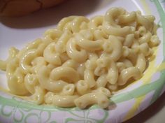 macaroni and cheese is sitting on a plate