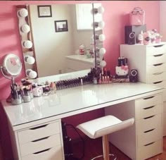 Toeletta per trucco: Quale scegliere Makeup Table Ikea, White Vanity Chair, Rangement Makeup, Makeup Vanity Storage, Organizer Drawers, White Makeup Vanity, Beauty Room Vanity, Table Organizer, Makeup Vanities