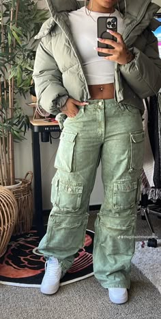 Cargos Winter Outfit, Winter Baddie Outfits Casual, Earthy Streetwear, Streetwear 2023, Pakaian Hipster, The Life I Want, Life I Want, Cargo Outfit, Mode Zara