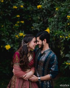 Mehndi Potraits, Haldi Poses For Couple, Couple Pose In Traditional Look, Couple Traditional Poses, Indian Couple Shoot, Traditional Pre Wedding Photoshoot, Haldi Couple, Sheer Aesthetic, Haldi Shoot