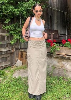 Long Skirt Y2k Outfits, Cargo Skirt Aesthetic, Cargo Long Skirt Outfit, 90s Long Skirt Outfits, Cargo Maxi Skirt Outfit, Long Cargo Skirts, Long Cargo Skirt Outfit