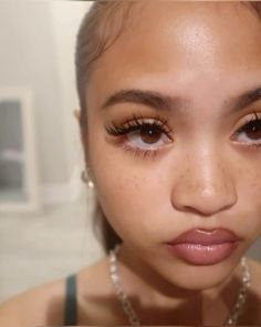 Perfect No Makeup Look, Natural Cat Eye Lash Extensions, Naturally Long Eyelashes, Soft Natural Makeup, Brown Skin Makeup, Makeup Help, Grooming Tips