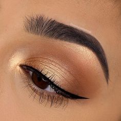 Kylie Jenner Makeup Look, Grad Makeup, Glam Eyeshadow, Make Up Designs, Gold Eyeliner, Formal Ideas, Red Eye Makeup, Eyeshadow Ideas