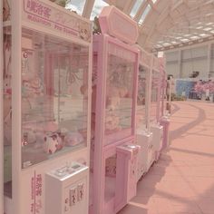 there are many pink toy vending machines in the building with hello kitty written on them