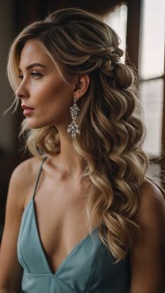 Med Length Formal Hairstyles, Updos For Medium Length Hair Front View, Formal Down Hairstyles Medium, Half Up Half Down Formal Hair, Fancy Hairstyles For Short Hair, Long Curly Wedding Hair, Gala Hairstyle, Gala Hair, Short Hair Prom