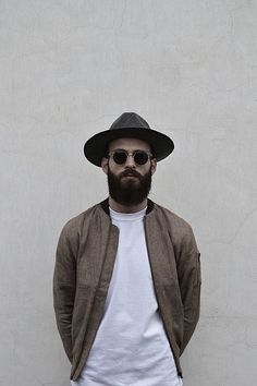 streetlook Man With A Beard, Old School Style, Outfits For Men, White Crew Neck, Wearing A Hat, Outfit Casual, Ray Ban Sunglasses